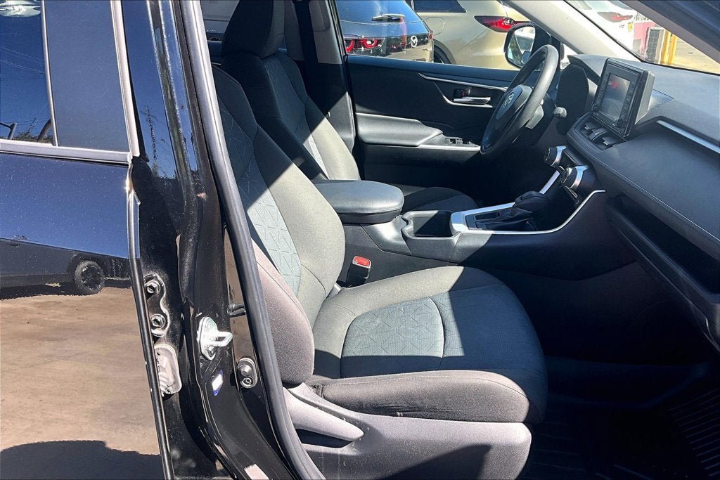 Used 2022 Toyota RAV4 XLE FWD image 6