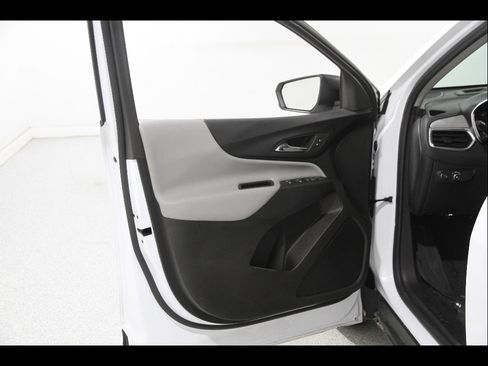 Used 2024 Chevrolet Equinox LS w/ LS Convenience Package image 4