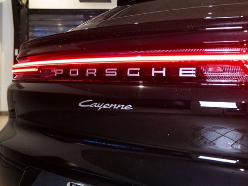 Certified 2025 Porsche Cayenne Coupe AWD/4WD image 14