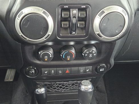 Used 2017 Jeep Wrangler Unlimited Sahara w/ Dual Top Group AWD/4WD image 20