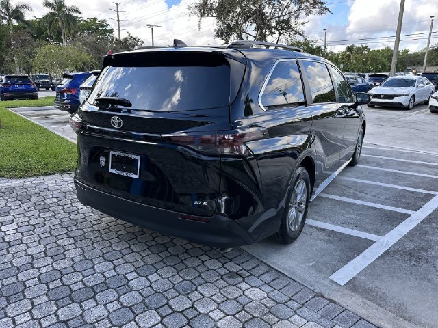 Used 2026 Toyota Sienna XLE FWD image 37