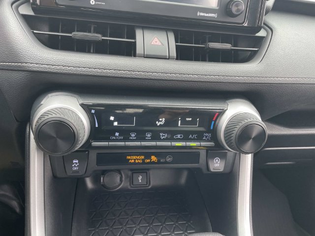 Used 2021 Toyota RAV4 LE AWD/4WD image 30