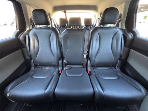 Used 2026 Kia Carnival FWD image 41