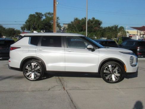 New 2025 Mitsubishi Outlander SE image 2