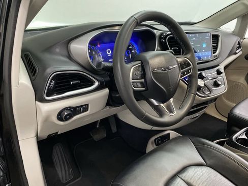 Used 2024 Chrysler Pacifica Touring-L image 2