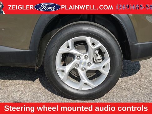 Used 2024 Chevrolet Trax LS w/ LS Convenience Package FWD image 9