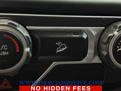 Used 2018 Jeep Wrangler Unlimited Sport S AWD/4WD image 36