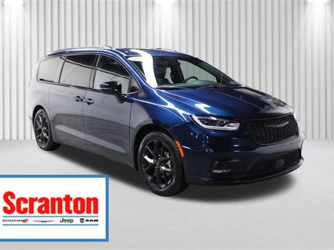 Used 2025 Chrysler Pacifica Limited image 1