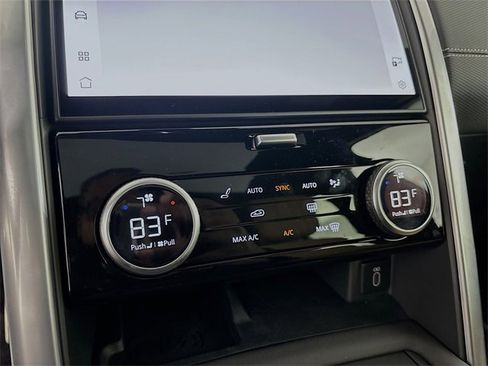 New 2026 Land Rover Discovery Dynamic SE image 17