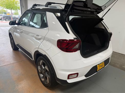 Used 2022 Hyundai Venue Limited FWD image 4