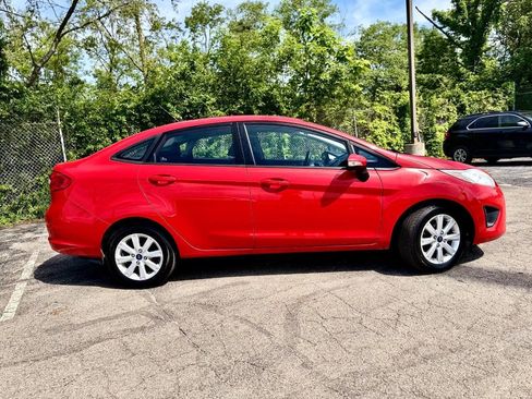 Used 2013 Ford Fiesta SE FWD image 2