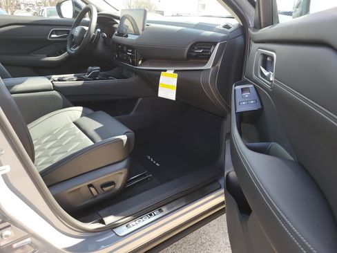 New 2026 Nissan Rogue Platinum w/ Tech Package AWD/4WD image 13