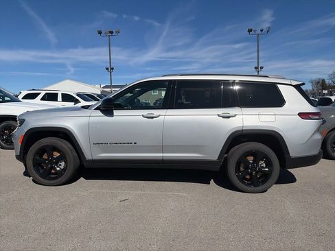New 2025 Jeep Grand Cherokee L Altitude AWD/4WD image 9