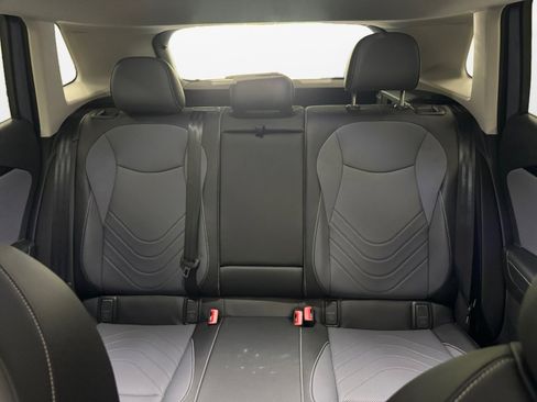 Used 2025 Volkswagen Tiguan SE image 15