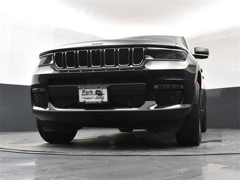 Used 2023 Jeep Grand Cherokee L Limited w/ Luxury Tech Group II image 19