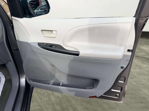 Used 2013 Toyota Sienna LE image 25