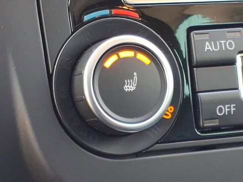 Used 2011 Volkswagen Tiguan SE image 11