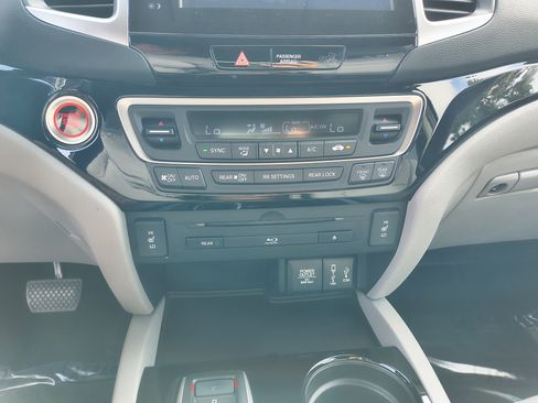Used 2017 Honda Pilot Touring image 31