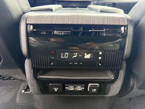 Used 2024 Jeep Wagoneer L Series II w/ Flexible Seating Group RWD image 14