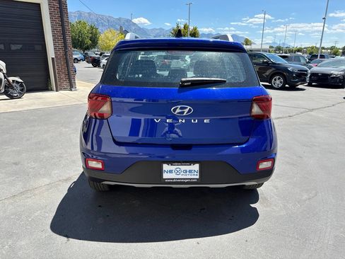 Used 2022 Hyundai Venue Limited FWD image 6