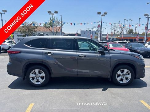 Used 2021 Toyota Highlander L FWD image 3