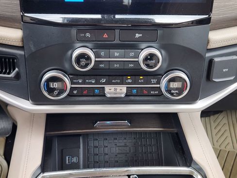 Used 2024 Ford Expedition Limited image 15