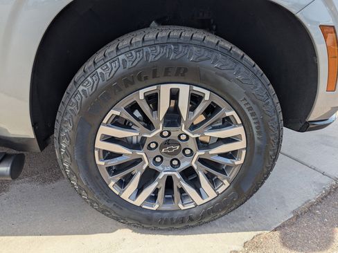 Certified 2025 Chevrolet Suburban Z71 image 9