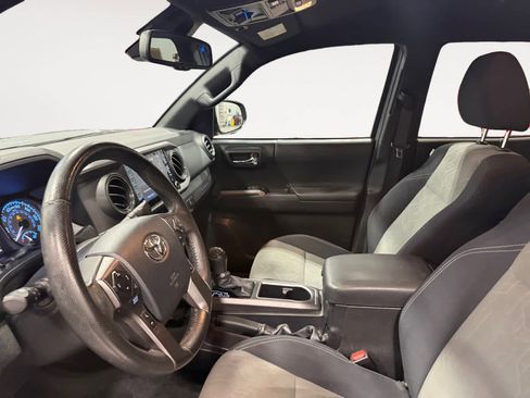 Used 2020 Toyota Tacoma TRD Off-Road AWD/4WD image 10