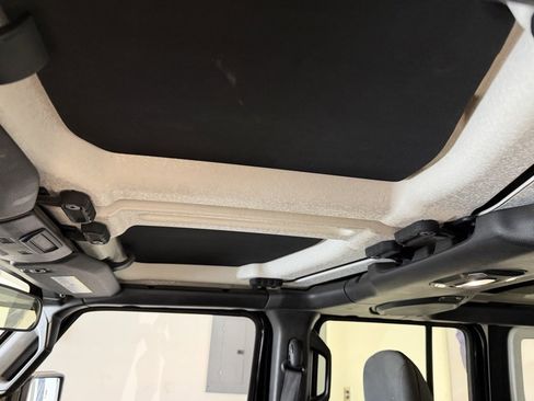 Used 2018 Jeep Wrangler Unlimited Sport S image 11