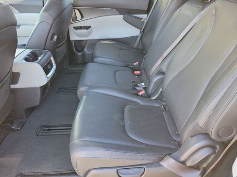 Used 2023 Kia Carnival LX image 6