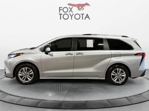 Used 2022 Toyota Sienna XLE w/ XLE Plus Package image 3