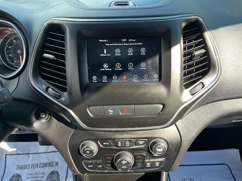 Used 2019 Jeep Cherokee Latitude Plus w/ Comfort/Convenience Group image 18