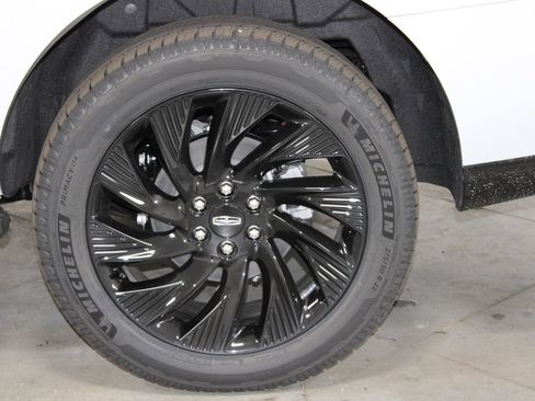 New 2026 Lincoln Navigator Reserve w/ Jet Appearance Package AWD/4WD image 17