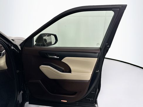Used 2022 Toyota Highlander XLE image 34
