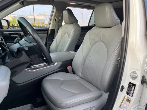 Used 2021 Toyota Highlander Platinum FWD image 26