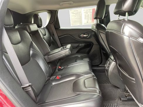 Used 2019 Jeep Cherokee Latitude Plus AWD/4WD image 11