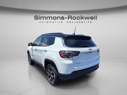 Used 2025 Jeep Compass Limited AWD/4WD image 3