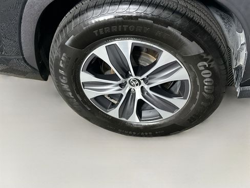 Used 2021 Toyota Highlander XLE FWD image 11