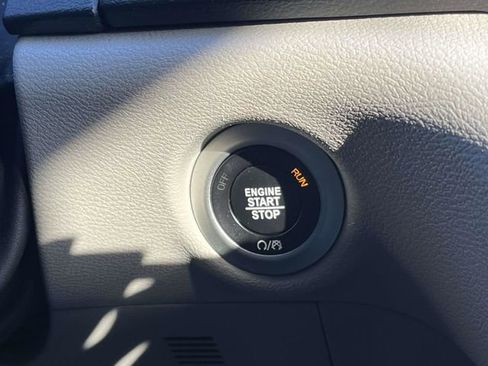 Used 2024 Chrysler Pacifica Touring-L image 30