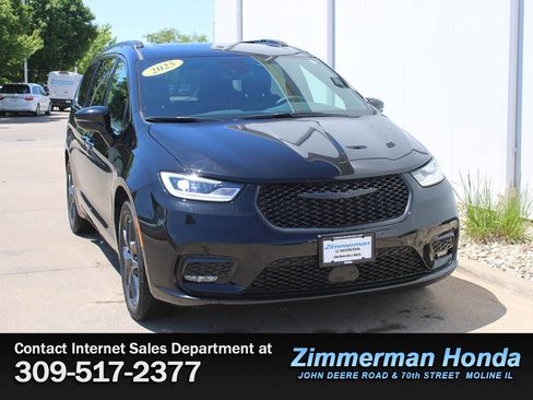 Used 2025 Chrysler Pacifica Limited FWD image 3