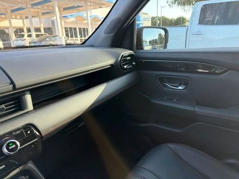 Used 2025 Honda Pilot TrailSport image 16