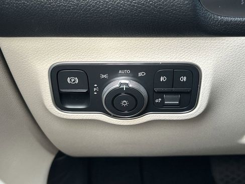 Used 2025 Mercedes-Benz GLB 250 4MATIC image 17