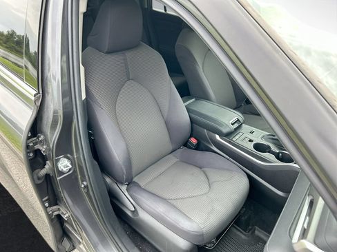 Used 2022 Toyota Highlander L FWD image 19