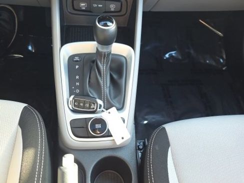 Used 2025 Hyundai Venue SEL image 19