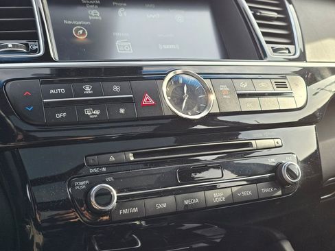 Used 2017 Kia K900 Luxury image 32