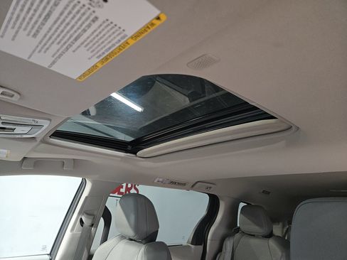 Used 2022 Toyota Sienna Limited FWD image 25