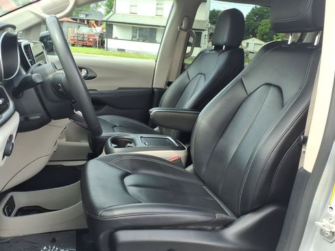 Used 2024 Chrysler Pacifica Touring-L FWD image 19