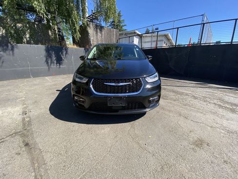 Used 2024 Chrysler Pacifica Touring-L FWD image 9