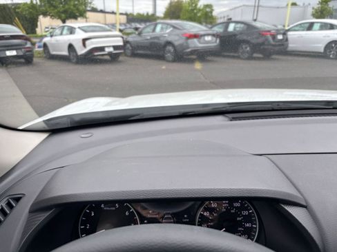 Used 2025 Nissan Sentra SV FWD image 32