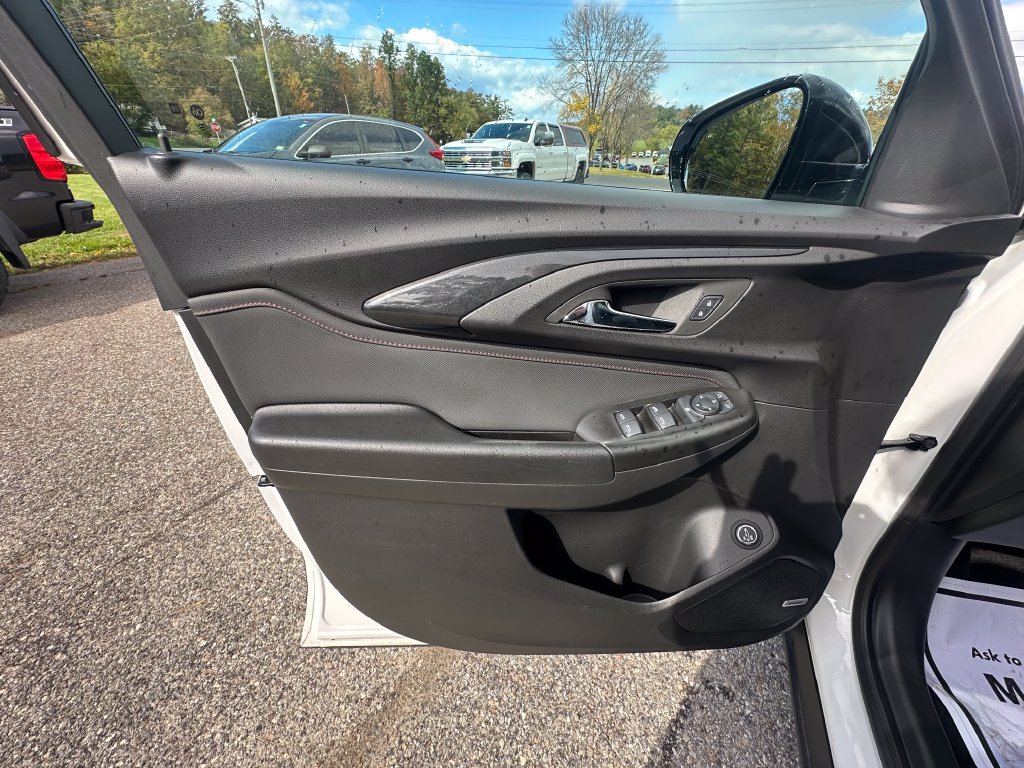 Used 2023 Chevrolet TrailBlazer RS w/ Sun and Liftgate Package FWD image 10